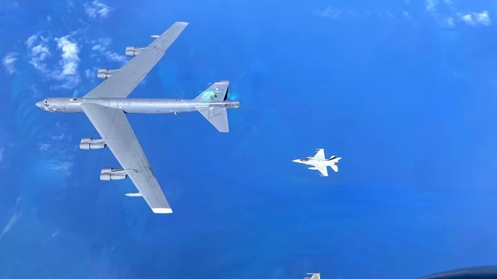 Το “Σπαθί της Σπάρτης” έσκισε τον ουρανό του Αιγαίου με αμερικανικά βομβαρδιστικά Β-52